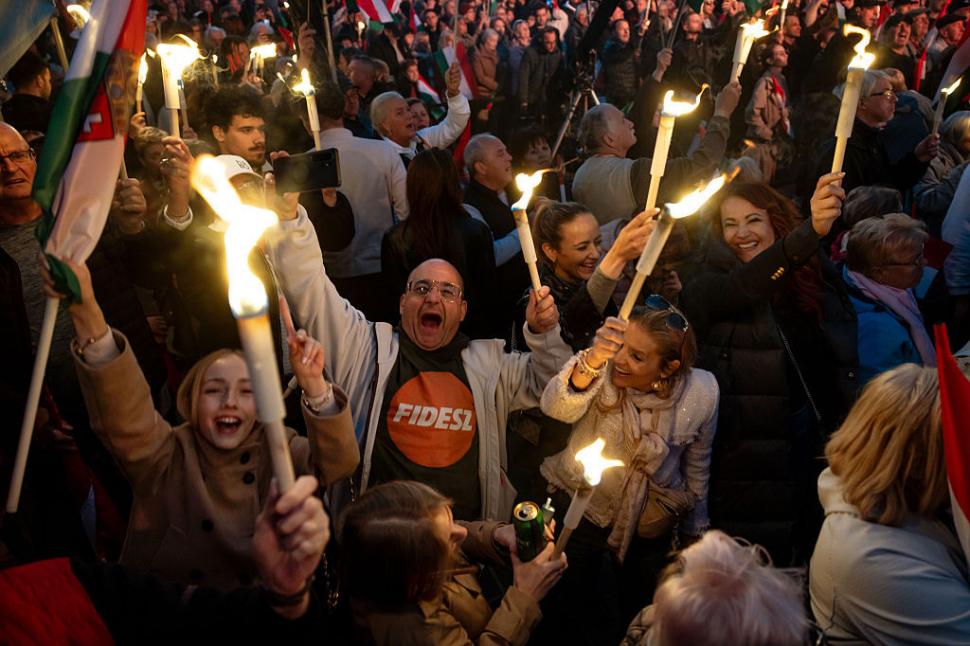 Zeci de mii de oameni au sărbătorit în stradă, la Budapesta, înfrângerea lui Viktor Orban. "M-am rugat pentru asta timp de 16 ani" 1060391