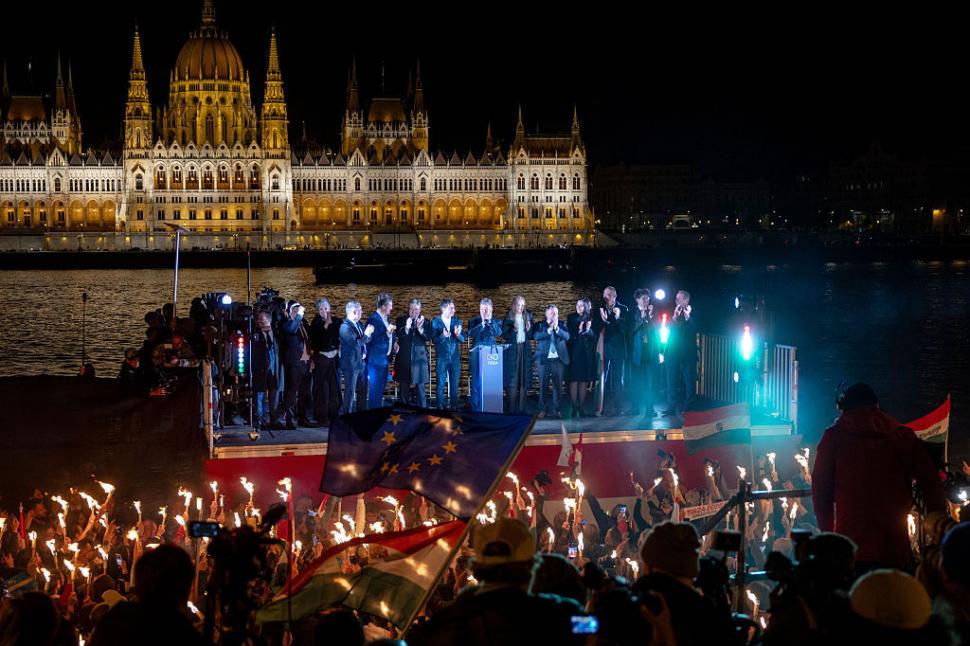 Zeci de mii de oameni au sărbătorit în stradă, la Budapesta, înfrângerea lui Viktor Orban. "M-am rugat pentru asta timp de 16 ani" 1060394