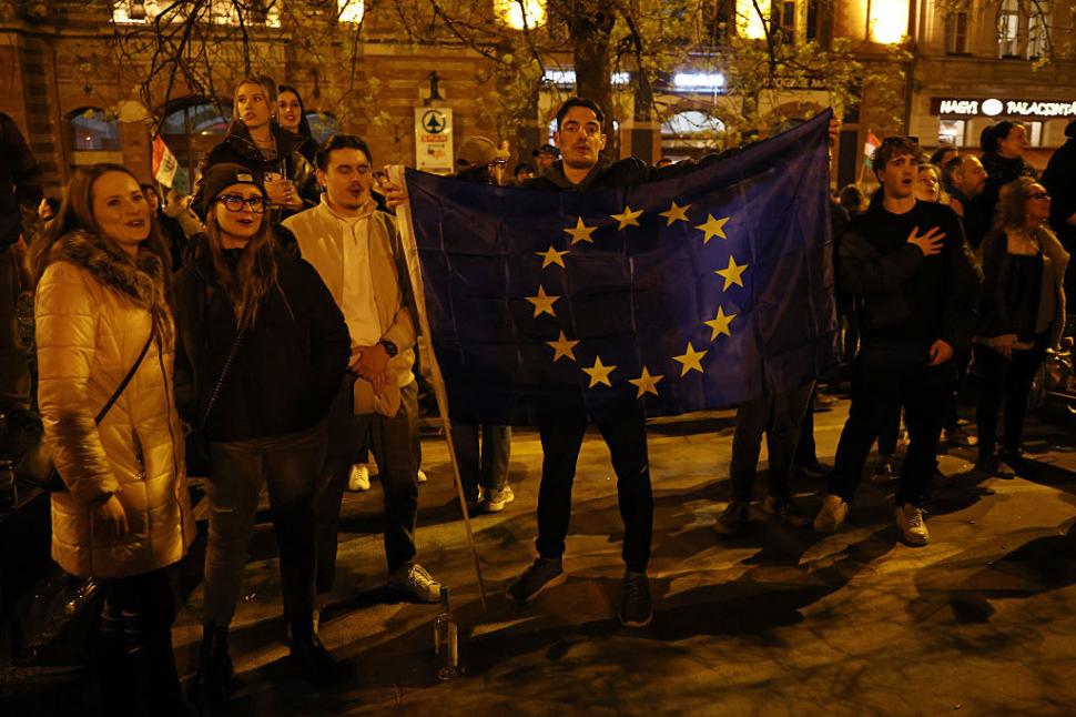 Zeci de mii de oameni au sărbătorit în stradă, la Budapesta, înfrângerea lui Viktor Orban. "M-am rugat pentru asta timp de 16 ani" 1060395