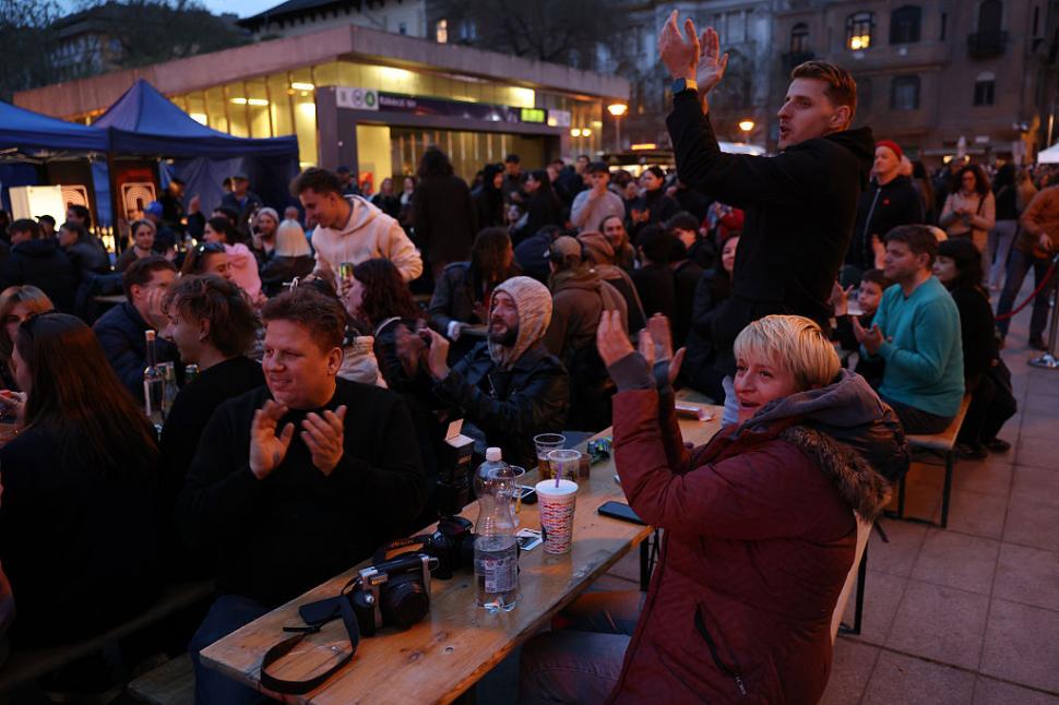 Zeci de mii de oameni au sărbătorit în stradă, la Budapesta, înfrângerea lui Viktor Orban. "M-am rugat pentru asta timp de 16 ani" 1060396