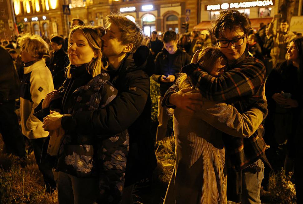 Zeci de mii de oameni au sărbătorit în stradă, la Budapesta, înfrângerea lui Viktor Orban. "M-am rugat pentru asta timp de 16 ani" 1060398