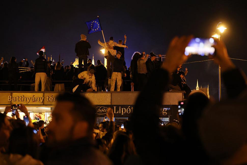 Zeci de mii de oameni au sărbătorit în stradă, la Budapesta, înfrângerea lui Viktor Orban. "M-am rugat pentru asta timp de 16 ani" 1060399