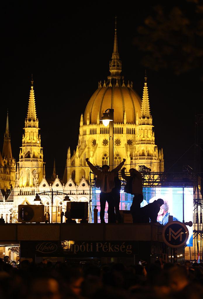 Zeci de mii de oameni au sărbătorit în stradă, la Budapesta, înfrângerea lui Viktor Orban. "M-am rugat pentru asta timp de 16 ani" 1060402