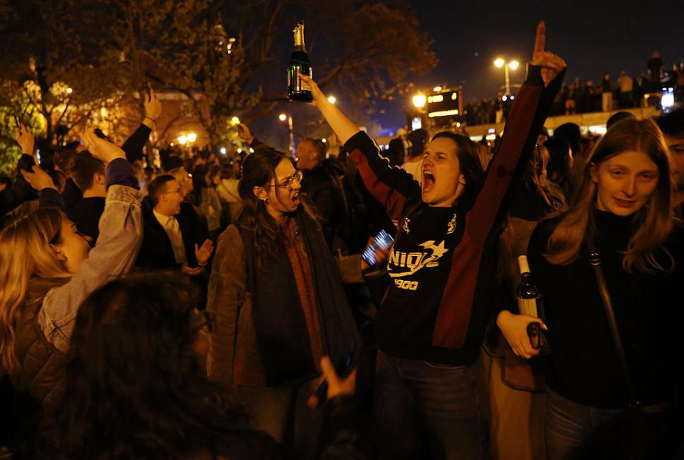 Zeci de mii de oameni au sărbătorit în stradă, la Budapesta, înfrângerea lui Viktor Orban. "M-am rugat pentru asta timp de 16 ani" 1060403