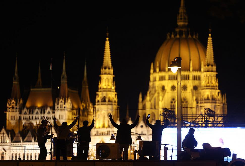 Zeci de mii de oameni au sărbătorit în stradă, la Budapesta, înfrângerea lui Viktor Orban. "M-am rugat pentru asta timp de 16 ani" 1060404