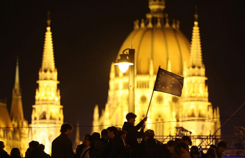 Zeci de mii de oameni au sărbătorit în stradă, la Budapesta, înfrângerea lui Viktor Orban. "M-am rugat pentru asta timp de 16 ani" 1060405