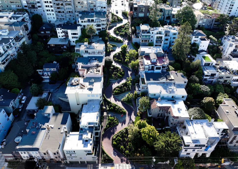 Cum arată „cea mai strâmbă stradă din lume”, în aprilie 2026: Este într-un mare oraș american, renumit pentru drumurile în pantă 1060988