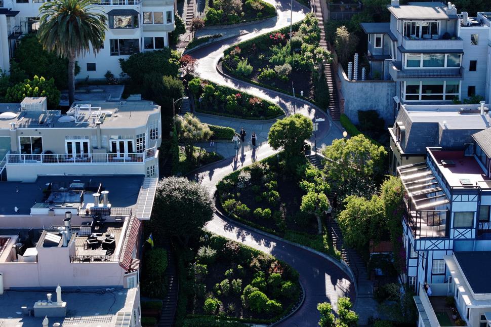 Cum arată „cea mai strâmbă stradă din lume”, în aprilie 2026: Este într-un mare oraș american, renumit pentru drumurile în pantă 1060990