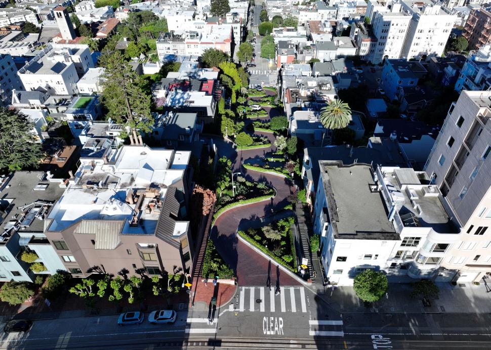 Cum arată „cea mai strâmbă stradă din lume”, în aprilie 2026: Este într-un mare oraș american, renumit pentru drumurile în pantă 1060991