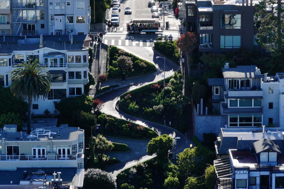 Cum arată „cea mai strâmbă stradă din lume”, în aprilie 2026: Este într-un mare oraș american, renumit pentru drumurile în pantă 1060992