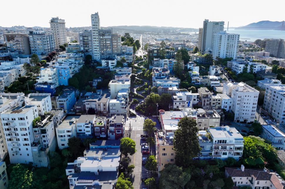 Cum arată „cea mai strâmbă stradă din lume”, în aprilie 2026: Este într-un mare oraș american, renumit pentru drumurile în pantă 1060993