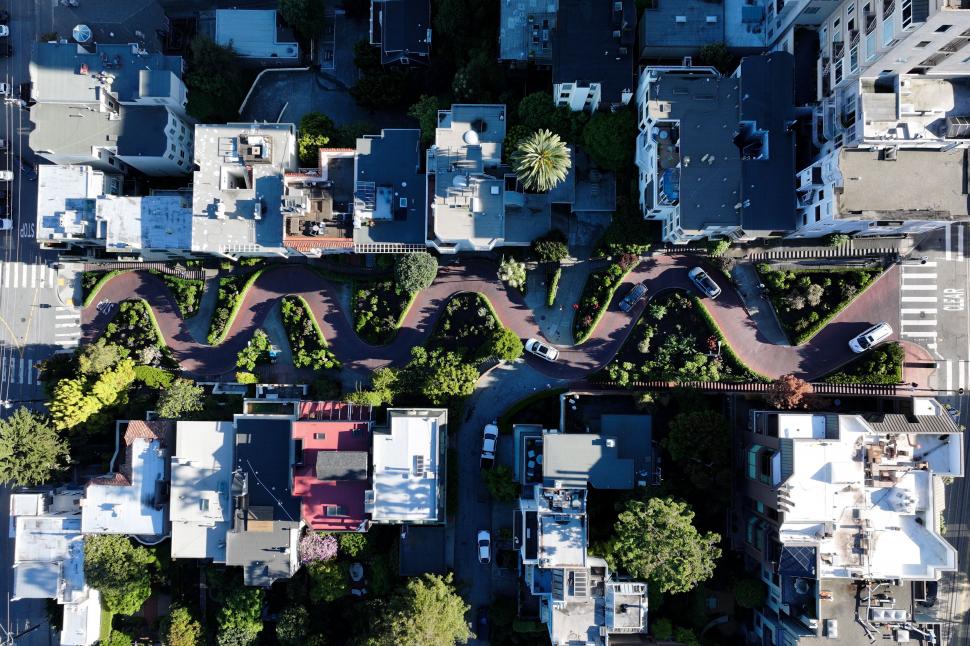 Cum arată „cea mai strâmbă stradă din lume”, în aprilie 2026: Este într-un mare oraș american, renumit pentru drumurile în pantă 1060994