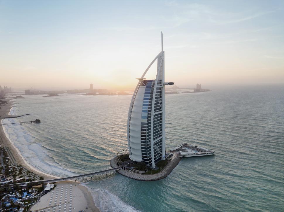 „Singurul hotel de 7 stele din lume” se închide pentru restaurare. Cât durează lucrarea și cum va arăta clădirea Burj Al Arab din Dubai 1060928