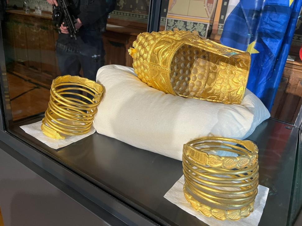 Coiful de la Coțofenești și a brățările dacice sunt repatriate săptămâna viitoare. Tezaurul va fi expus 10 zile la Muzeul de Istorie 1061247