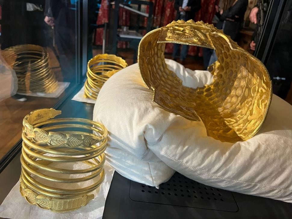 Coiful de la Coțofenești și a brățările dacice sunt repatriate săptămâna viitoare. Tezaurul va fi expus 10 zile la Muzeul de Istorie 1061249