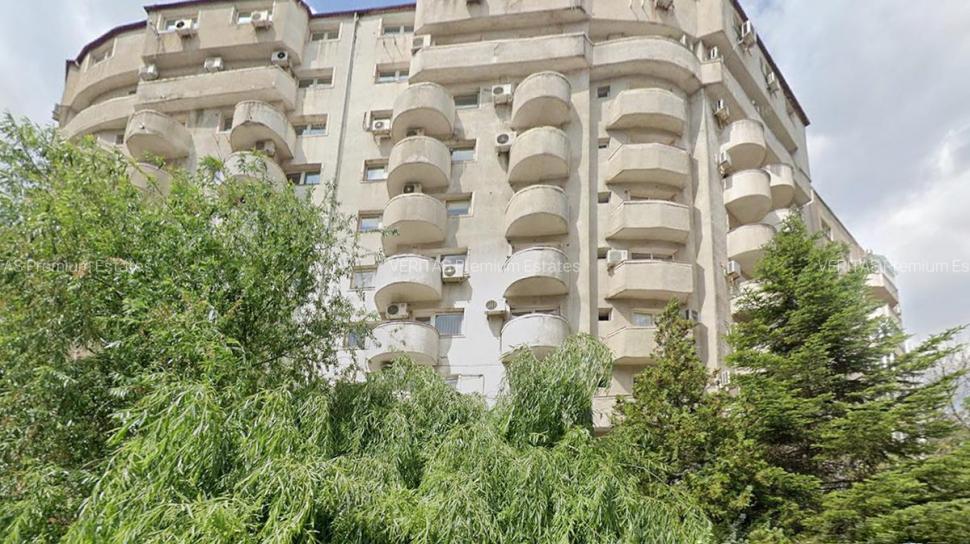 Un bloc întreg din centrul Bucureştiului, cu două scări şi 50 de apartamente, este scos la vânzare 1061236