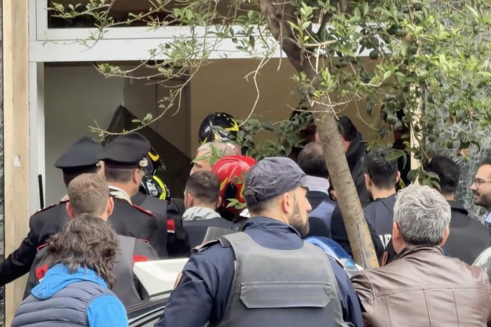 Filmul jafului spectaculos de la banca din Napoli. Hoţii înarmaţi au fugit cu casetele de valori printr-o gaură din podea 1061567