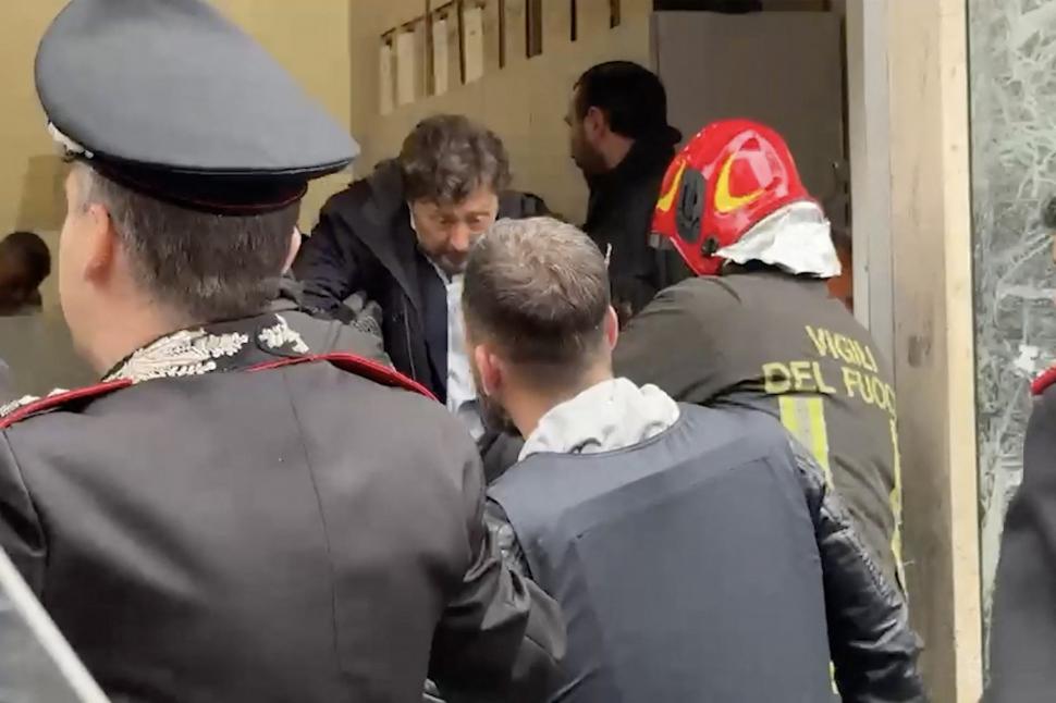 Filmul jafului spectaculos de la banca din Napoli. Hoţii înarmaţi au fugit cu casetele de valori printr-o gaură din podea 1061568