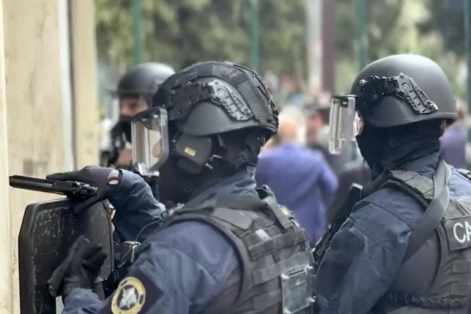 Filmul jafului spectaculos de la banca din Napoli. Hoţii înarmaţi au fugit cu casetele de valori printr-o gaură din podea 1061569