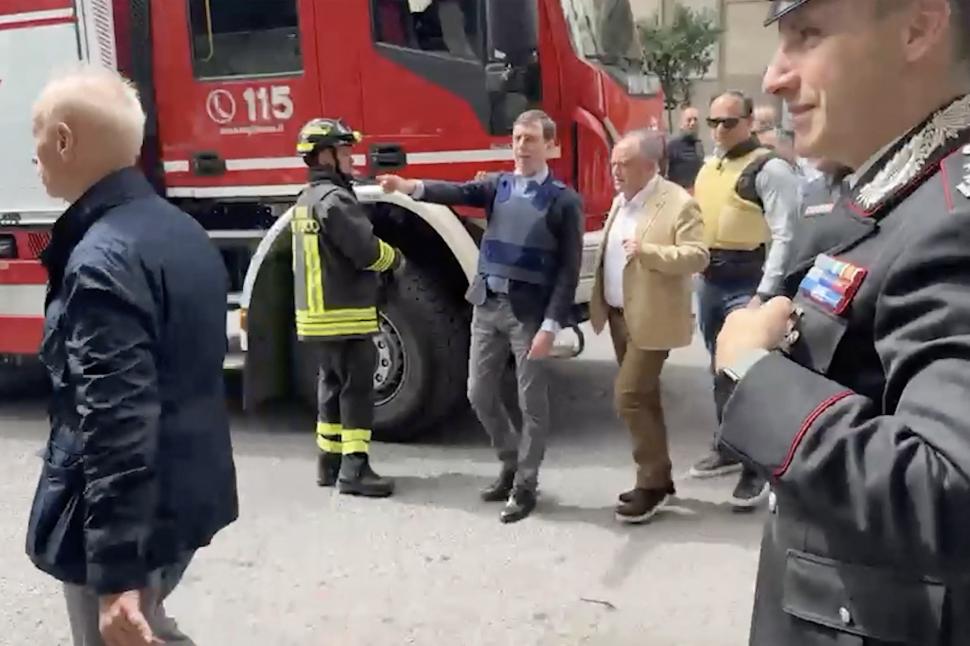 Filmul jafului spectaculos de la banca din Napoli. Hoţii înarmaţi au fugit cu casetele de valori printr-o gaură din podea 1061570