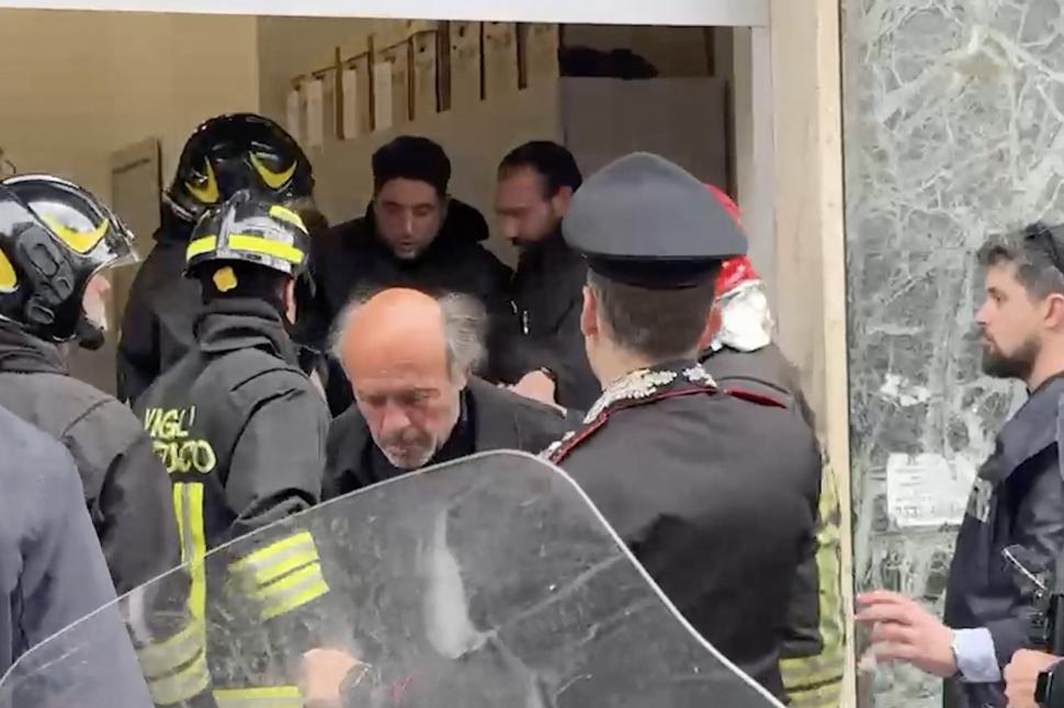 Filmul jafului spectaculos de la banca din Napoli. Hoţii înarmaţi au fugit cu casetele de valori printr-o gaură din podea 1061571