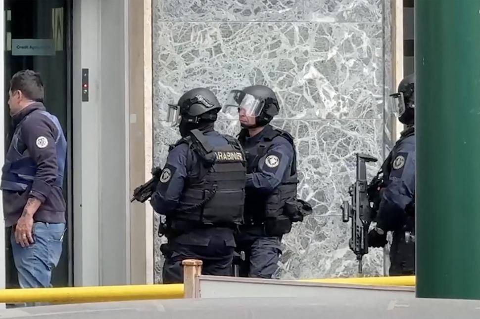 Filmul jafului spectaculos de la banca din Napoli. Hoţii înarmaţi au fugit cu casetele de valori printr-o gaură din podea 1061572