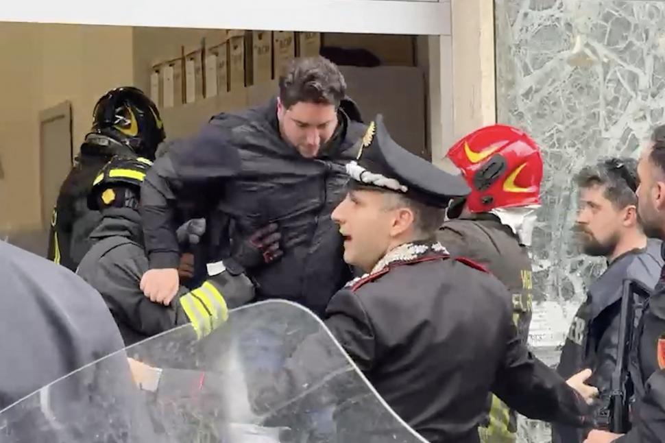 Filmul jafului spectaculos de la banca din Napoli. Hoţii înarmaţi au fugit cu casetele de valori printr-o gaură din podea 1061573