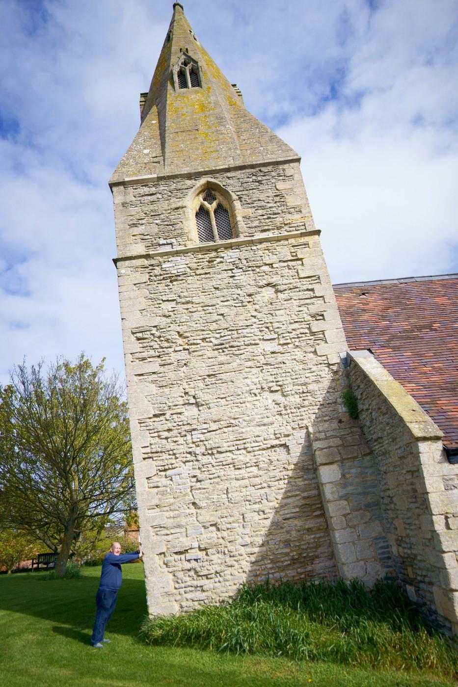 O biserică din Anglia s-a înclinat, încetul cu încetul, mai mult decât Turnul din Pisa. Acum a ajuns într-o situație delicată 1061320