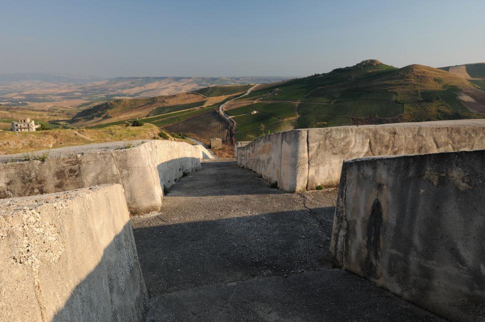 Orașul din Europa care are mai multe opere de artă decât locuitori stă sub un versant întreg acoperit cu beton. Cum arată Gibellina 1061334