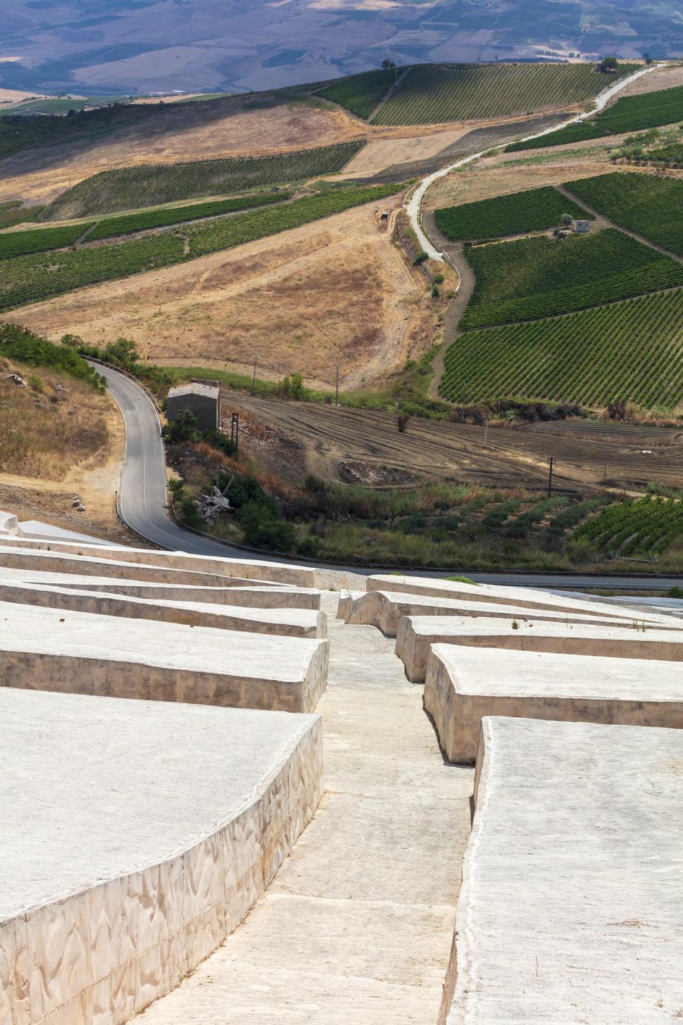 Orașul din Europa care are mai multe opere de artă decât locuitori stă sub un versant întreg acoperit cu beton. Cum arată Gibellina 1061336