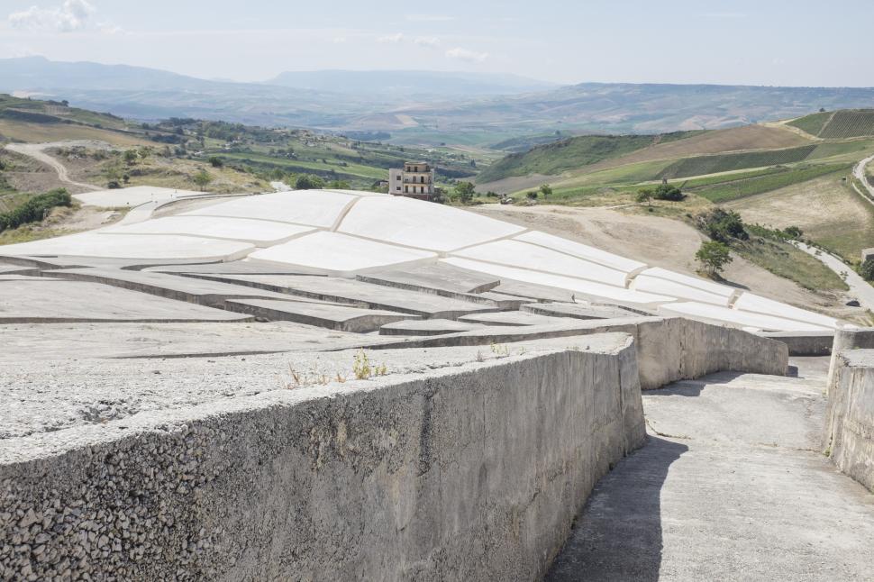 Orașul din Europa care are mai multe opere de artă decât locuitori stă sub un versant întreg acoperit cu beton. Cum arată Gibellina 1061338