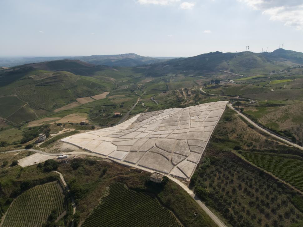 Orașul din Europa care are mai multe opere de artă decât locuitori stă sub un versant întreg acoperit cu beton. Cum arată Gibellina 1061341