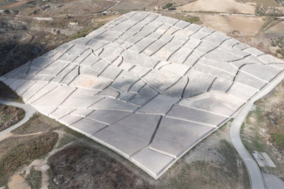 Orașul din Europa care are mai multe opere de artă decât locuitori stă sub un versant întreg acoperit cu beton. Cum arată Gibellina 1061342