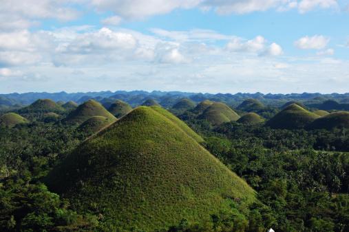 Locul unde pământul arată ca o ciocolată uriașă și ascunde o specie rară de primate. Povestea Insulei Bohol 1061441
