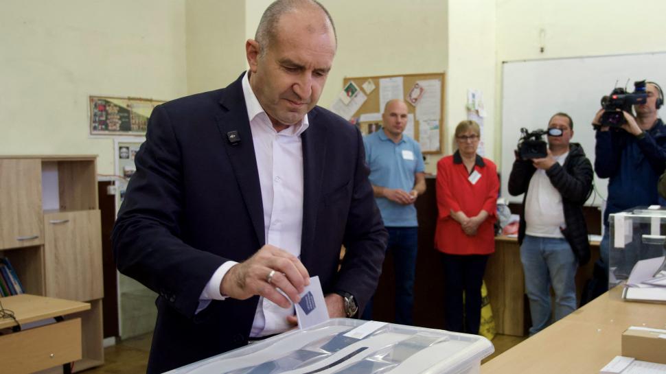 fostul presedinte al bulgariei rumen radev votand la alegerile generale anticipate in 19 aprilie 2026
