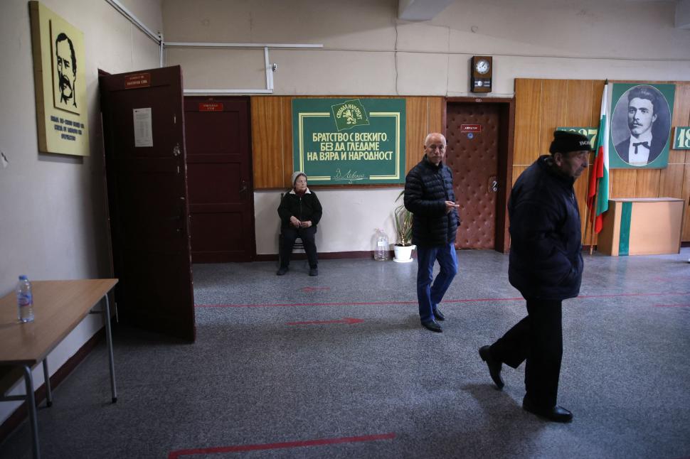 Alegerile din Bulgaria au început cu haos. Șefii de secții au absentat, sunt incidente tehnice. Rumen Radev, comparat cu Viktor Orban 1061890