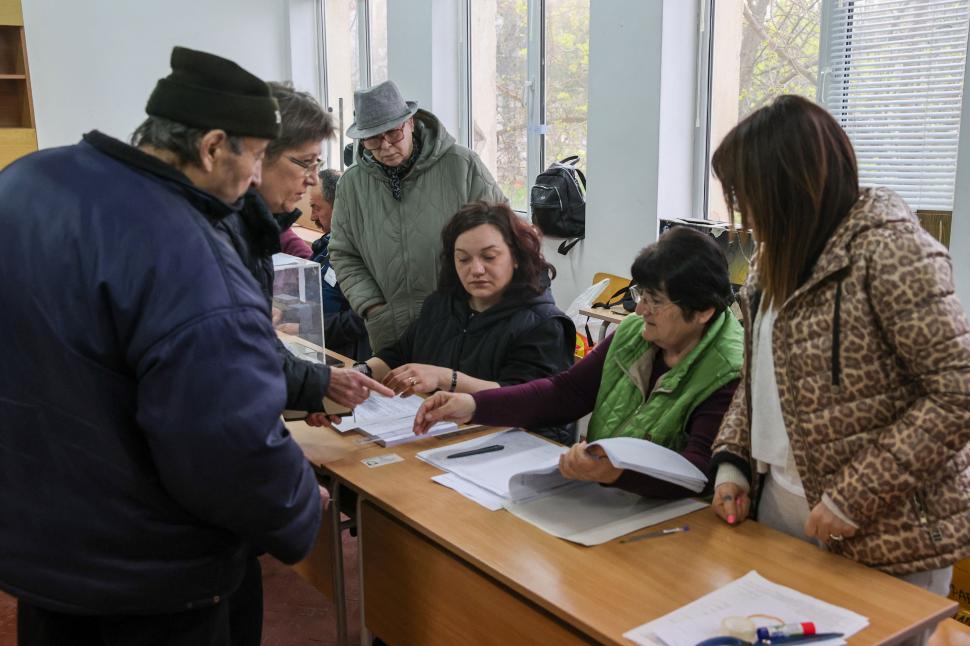 Alegerile din Bulgaria au început cu haos. Șefii de secții au absentat, sunt incidente tehnice. Rumen Radev, comparat cu Viktor Orban 1061892
