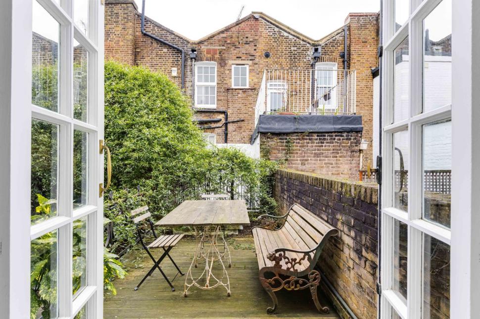 Casa de 2 metri lățime se vinde cu 1,4 milioane de euro. Cum arată interiorul cu două dormitoare, două băi și living 1062119