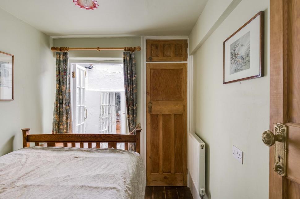 Casa de 2 metri lățime se vinde cu 1,4 milioane de euro. Cum arată interiorul cu două dormitoare, două băi și living 1062120