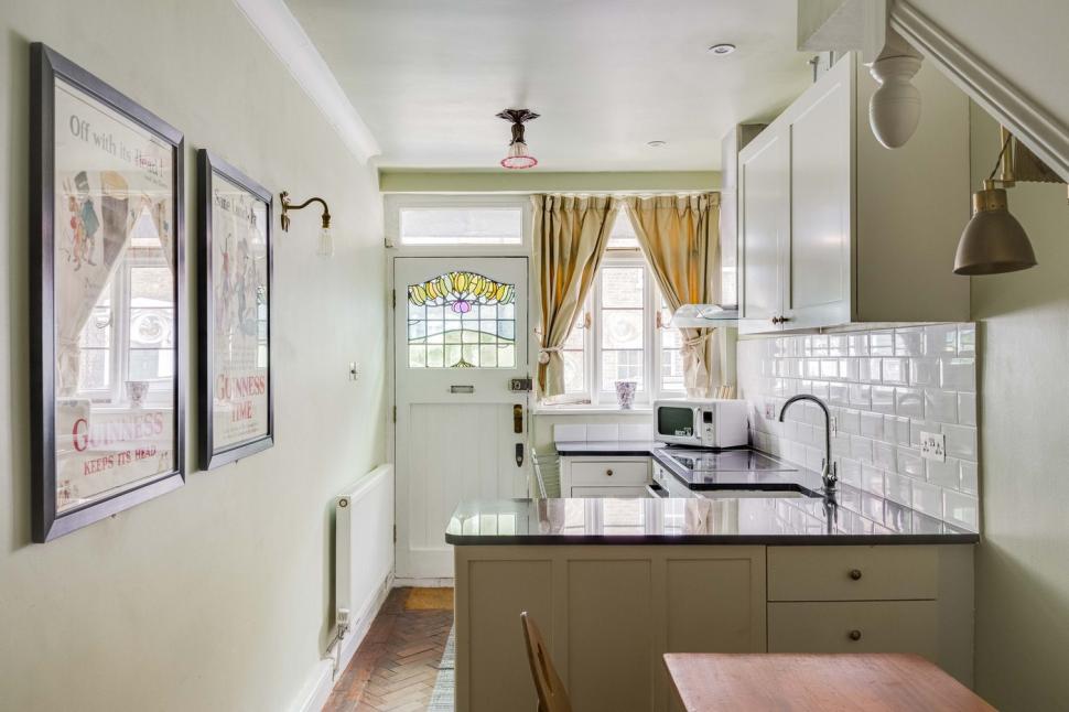 Casa de 2 metri lățime se vinde cu 1,4 milioane de euro. Cum arată interiorul cu două dormitoare, două băi și living 1062121