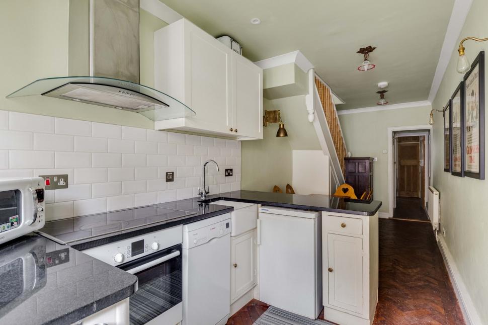 Casa de 2 metri lățime se vinde cu 1,4 milioane de euro. Cum arată interiorul cu două dormitoare, două băi și living 1062122