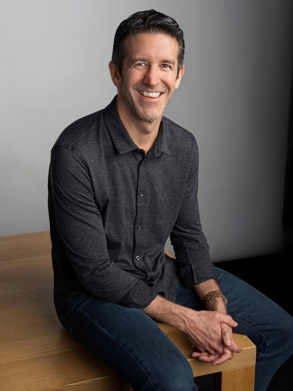 Cine este John Ternus, viitorul CEO al Apple 1062436