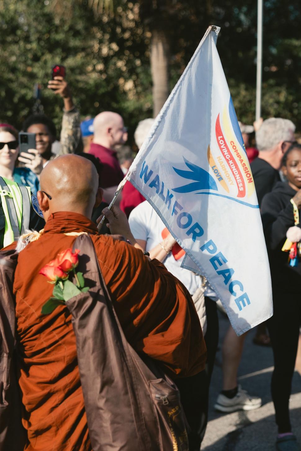 Cine sunt călugării budiști din SUA și cățelul cu milione de fani în toată lumea: Au început azi un nou Marș pentru Pace, în Sri Lanka 1062468