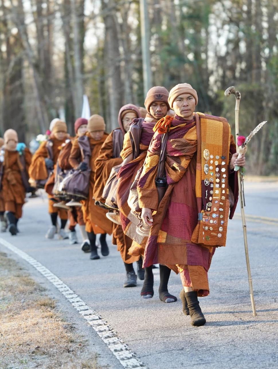 Cine sunt călugării budiști din SUA și cățelul cu milione de fani în toată lumea: Au început azi un nou Marș pentru Pace, în Sri Lanka 1062469
