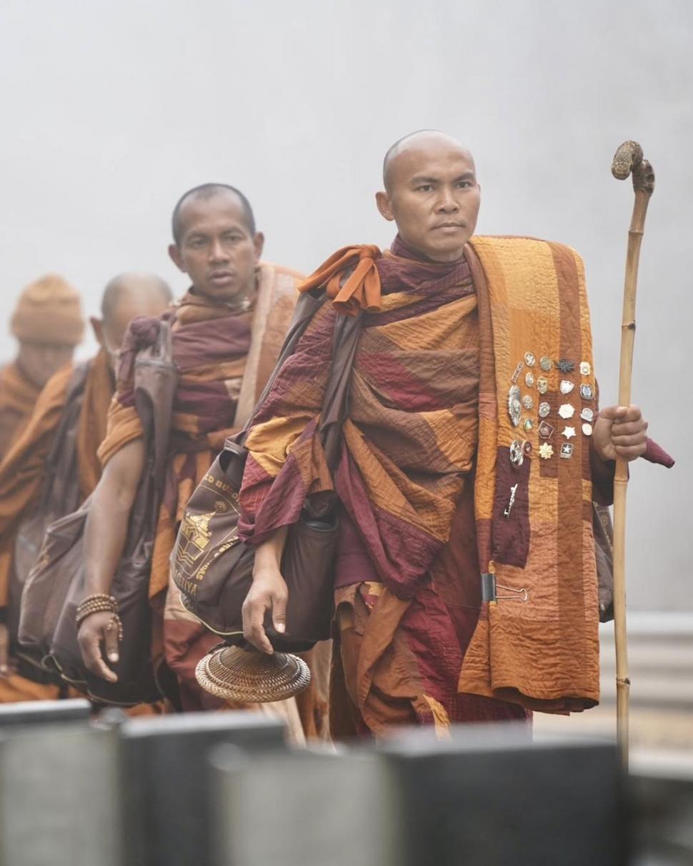 Cine sunt călugării budiști din SUA și cățelul cu milione de fani în toată lumea: Au început azi un nou Marș pentru Pace, în Sri Lanka 1062470