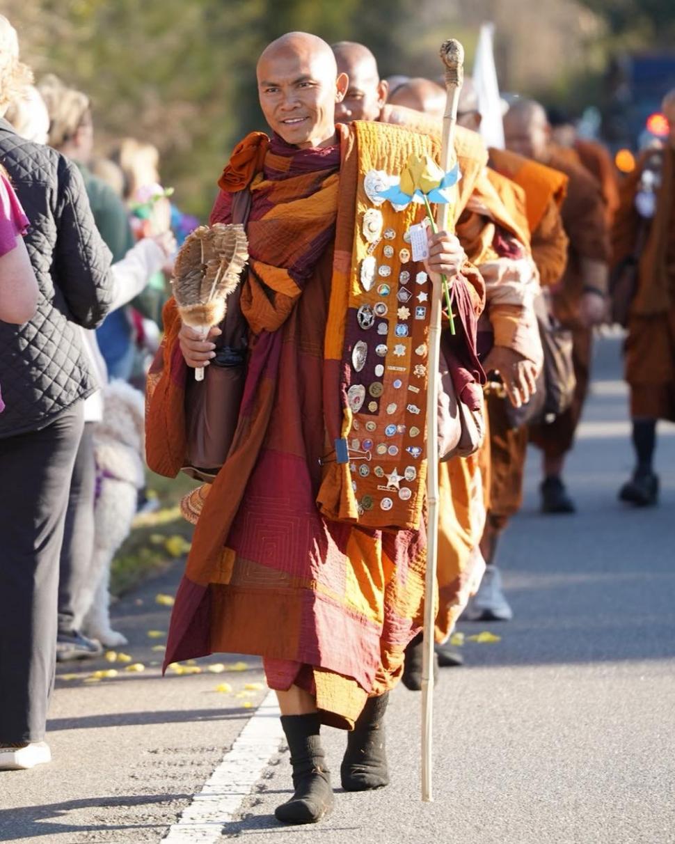 Cine sunt călugării budiști din SUA și cățelul cu milione de fani în toată lumea: Au început azi un nou Marș pentru Pace, în Sri Lanka 1062473