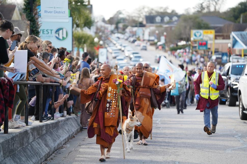 Cine sunt călugării budiști din SUA și cățelul cu milione de fani în toată lumea: Au început azi un nou Marș pentru Pace, în Sri Lanka 1062476
