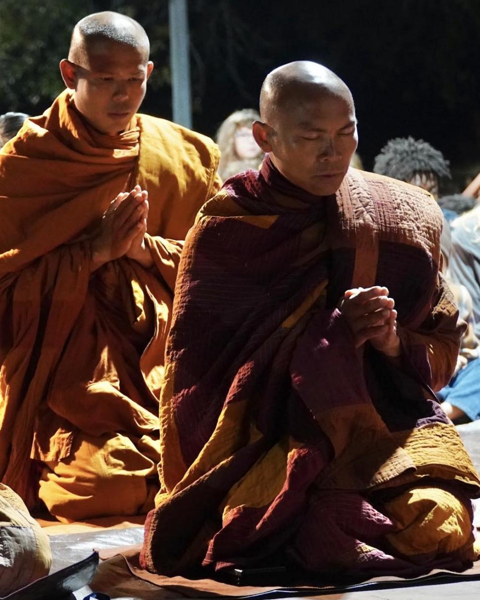 Cine sunt călugării budiști din SUA și cățelul cu milione de fani în toată lumea: Au început azi un nou Marș pentru Pace, în Sri Lanka 1062477