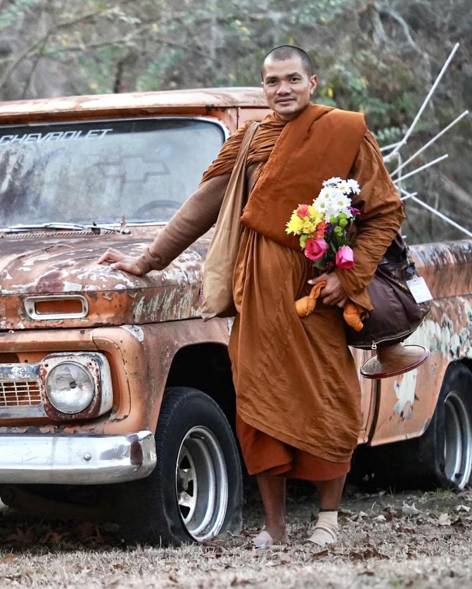 Cine sunt călugării budiști din SUA și cățelul cu milione de fani în toată lumea: Au început azi un nou Marș pentru Pace, în Sri Lanka 1062479