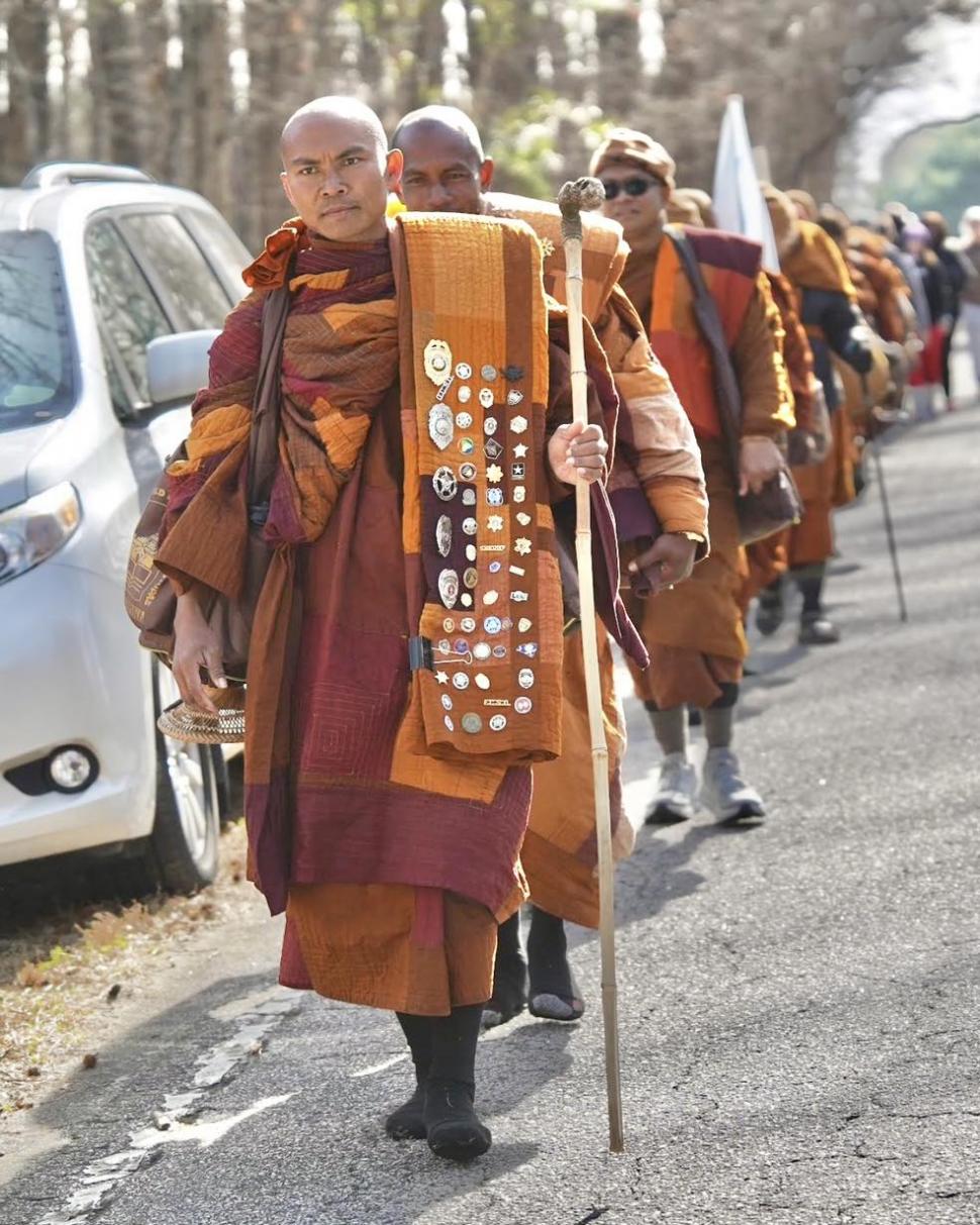 Cine sunt călugării budiști din SUA și cățelul cu milione de fani în toată lumea: Au început azi un nou Marș pentru Pace, în Sri Lanka 1062481